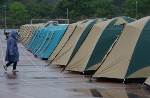断続的に雨が降る益城町総合運動公園のテント村　＝２７日午後５時８分、熊本県益城町（柿平博文撮影）