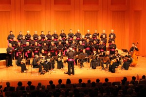 日ごろの練習の成果を披露する合唱団のメンバーたち