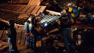 倒壊した家屋で被災者の救出にあたった県警広域緊急援助隊員ら（県警提供）