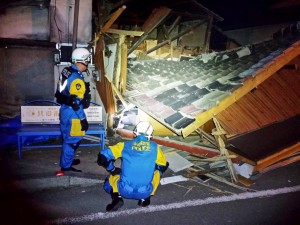 倒壊家屋で捜索などにあたる広域緊急援助隊員＝熊本県益城町（奈良県警提供）