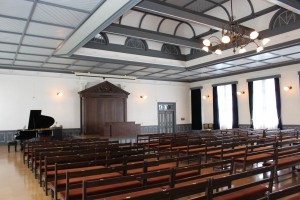 記念館一般公開では美しい講堂や百年前のヤマハのグランドピアノも展示される