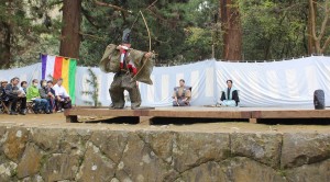 鎮花祭で狂言を奉納する神職ら