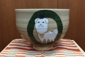 ５万円以上の寄付に贈られる「雪丸茶碗」