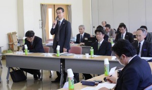 県内の運送業界関係者ら12人が協議会委員としてトラックドライバーの労働環境改善などを話し合った