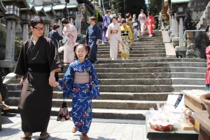 着物姿の来場者が町並みに花を添えた