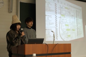 自分たちで作ったまち歩きマップの内容を発表する学生ら
