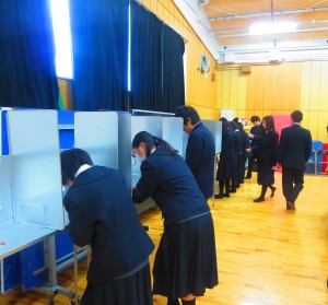生徒らは本格的な選挙を疑似体験した