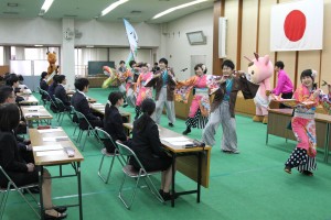 奈良市役所では先輩職員らが歓迎の踊りを披露した