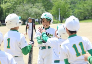 サヨナラ打を放ち、祝福される松本大輝選手ら