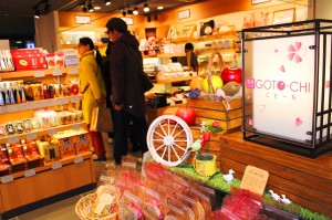 近鉄奈良駅構内にリニューアルオープンした「タイムズプレイス奈良」。和雑貨などが豊富にそろえられている