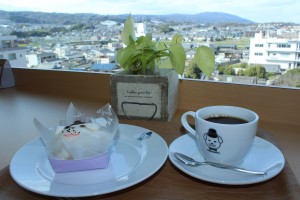 りーべる王寺東館５階町地域交流センターの「雪丸カフェ　ポエム」では返礼品のコーヒーカップやケーキ皿で飲食が楽しめる