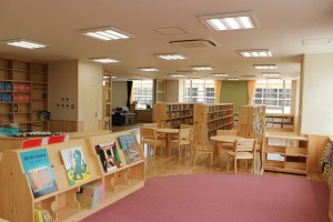 ヒノキのさわやかな香りが漂う図書室