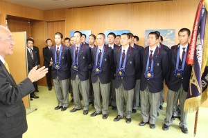 荒井正吾知事からねぎらいの言葉を受ける智弁学園の選手たち