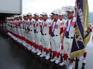 優勝旗とともに母校に帰ってきた智弁学園のナイン