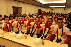 ガッツポーズし優勝を喜ぶ選手たち