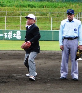 始球式に臨む大和郡山ロータリークラブの福本圭志会長
