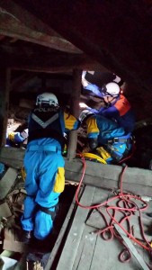 倒壊家屋で捜索などにあたる広域緊急援助隊員＝熊本県益城町（奈良県警提供）