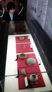 南郷大東遺跡で見つかった馬の骨や土器が並んでいる