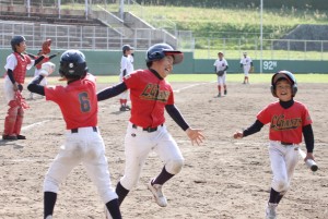 サヨナラ勝ちで優勝を決めて喜ぶリトルジャイアンツの選手