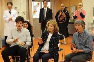 子供たちの歌声に合わせ楽器を鳴らすケネディ駐日米大使(中央)