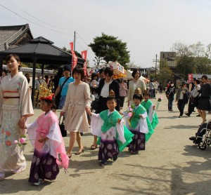 時代衣装を身にまとい、境内を練り歩いた片岡の里保育園の園児たち