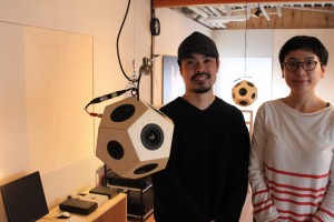 12面体スピーカーを作った鶴林万平さん(左)と妻のアンナさん