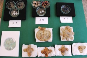 鏡や鉄製の馬具、玉類などの副葬品も多数出土した