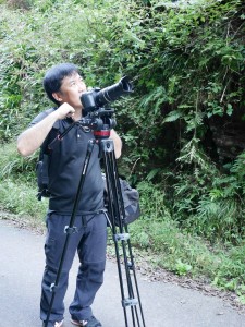 作品を撮影する保山耕一さん=昨年、吉野町