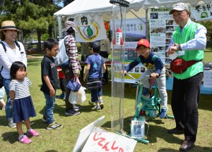 自転車発電を体験する児童ら