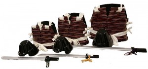 飛鳥寺出土の甲冑をもとに制作された「古代甲冑」(県提供)