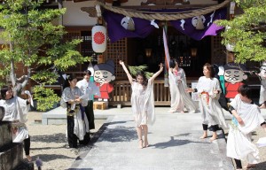 歌と音楽に合わせて神話の世界を演じる「勾玉天龍座」のメンバー