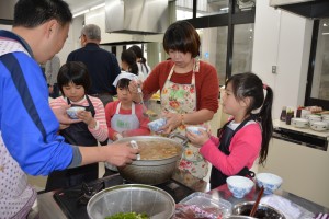子供らは調理から一緒に取り組んだ