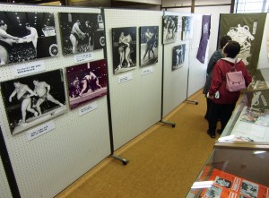 対戦を撮影した写真パネルなどが並ぶ展示