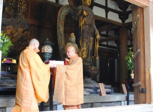 諸堂の鍵が入った箱を受け取る西山明彦長老(右)