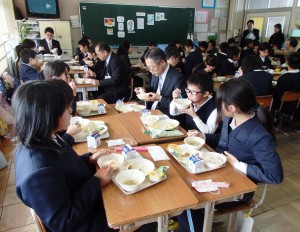 宮崎市との姉妹都市締結５０周年を記念し、今年２月行われた宮崎料理の給食。今年度から宮崎産の食材を使った給食を出す「戸村の日」が設けられる