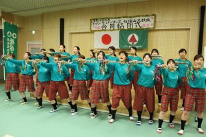 新メンバーも交え歌を披露する音楽隊のメンバーら