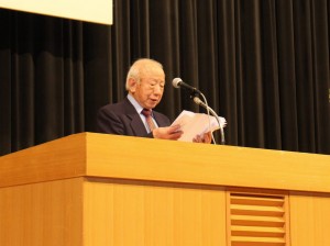 修了生を代表してあいさつする山本明さん