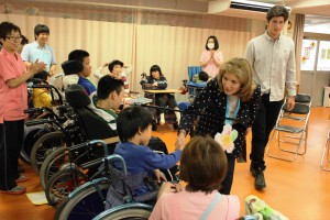 子供たちと握手をするケネディ駐日米大使