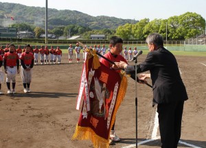 大和郡山ロータリークラブの福本圭志会長から優勝旗を贈られるぶリトルジャイアンツ