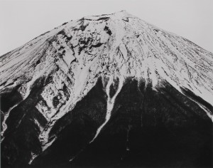 広川泰士の「天地」(入江泰吉記念奈良市写真美術館提供)