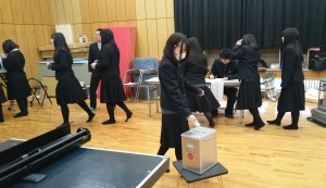 県立大淀高校で行われた模擬選挙。生徒らは本格的な選挙を疑似体験した