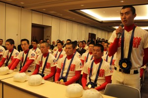 祝勝会で春夏連覇を誓う岡沢智基主将（右端）と選手ら