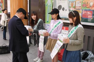 あしなが学生募金の奨学生やボランティアらが道行く人に支援を呼びかけた
