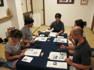 旅館松前では「墨あそび」が人気という(同館提供)