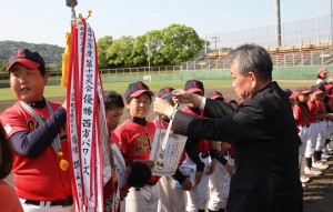 優勝メダルを贈られるリトルジャイアンツの選手