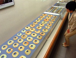 展示されている車輪石などの石製品