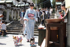着物姿で「ご縁市」を楽しむ女性ら