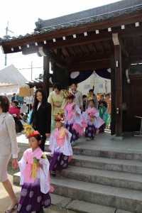 時代衣装を身にまとい、境内を練り歩いた片岡の里保育園の園児たち