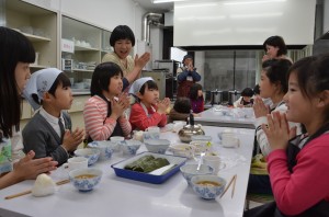 手を合わせて一緒に食事を始めた児童