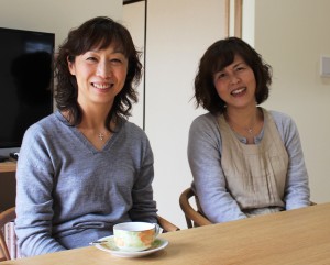 「自宅のような雰囲気で安心して人生の最期を過ごしてほしい」と話すスタッフの桜井さん(左)と野口さん